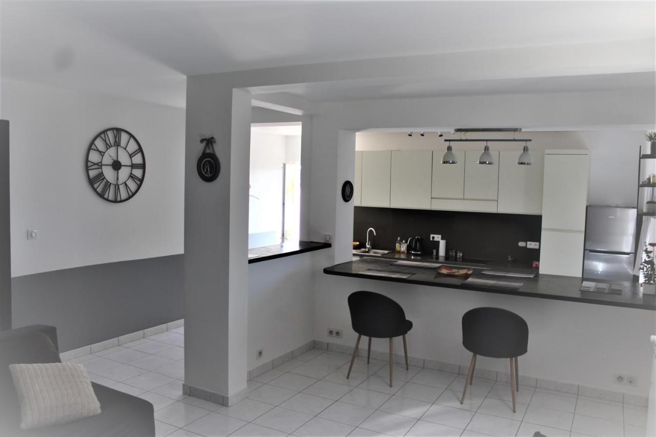 Rez de villa avec beau jardin et belle vue Saint-Laurent-du-Var Extérieur photo