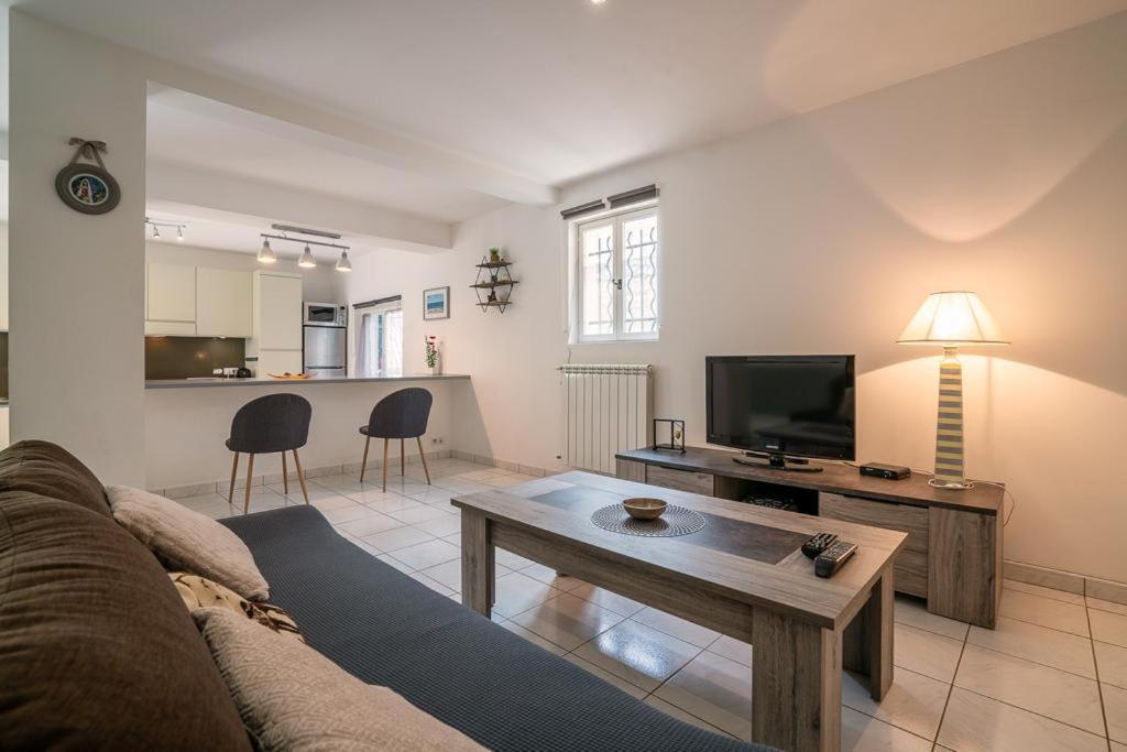 Rez de villa avec beau jardin et belle vue Saint-Laurent-du-Var Extérieur photo